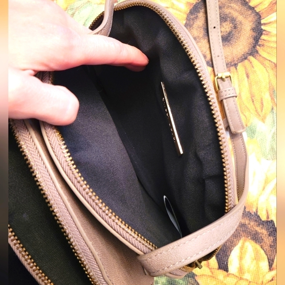 Street Level Crossbody - Picture 3 of 6